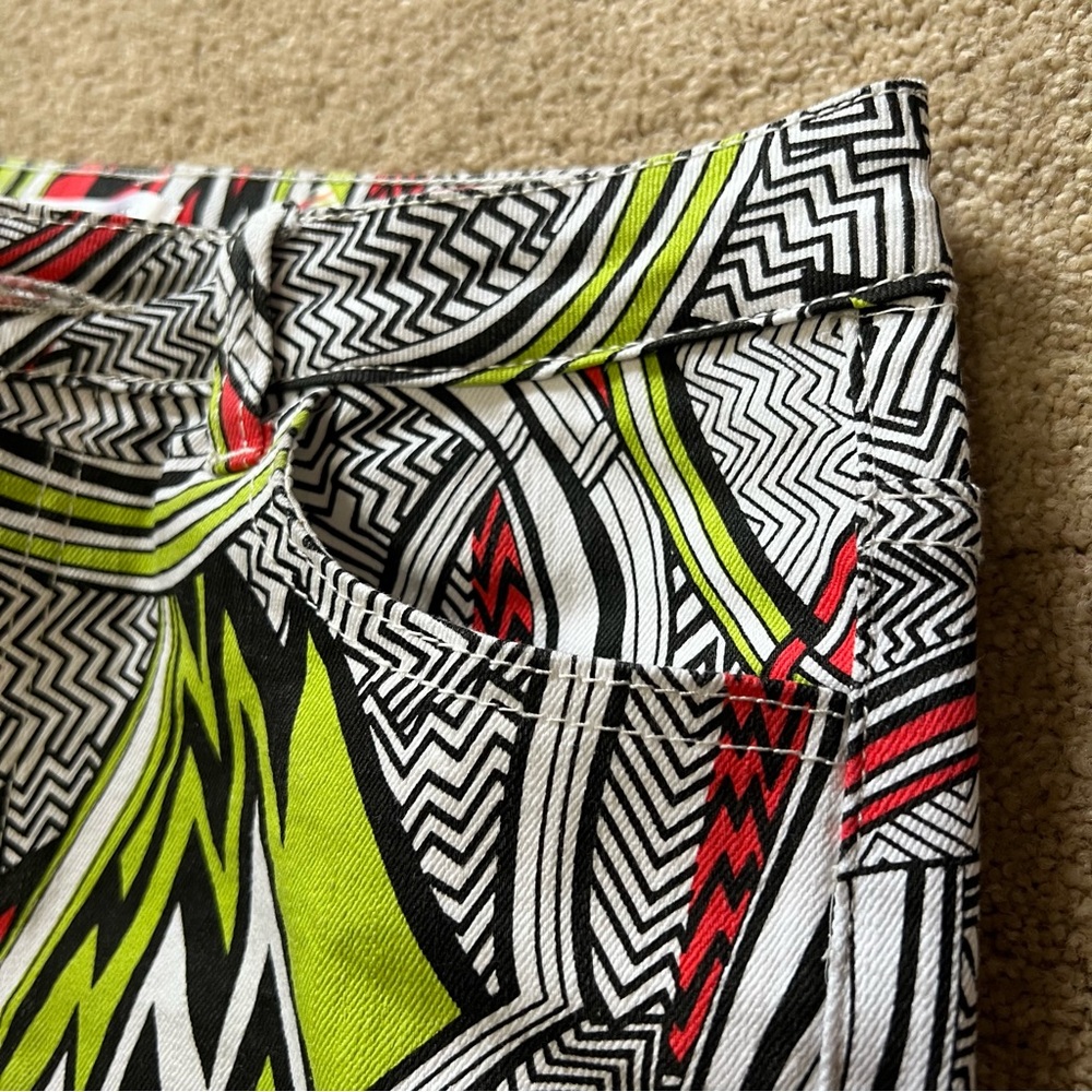NWOT Masseys Women’s Abstract Denim Capris Cropped Pants Tribal Neon Eclectic - Picture 3 of 8